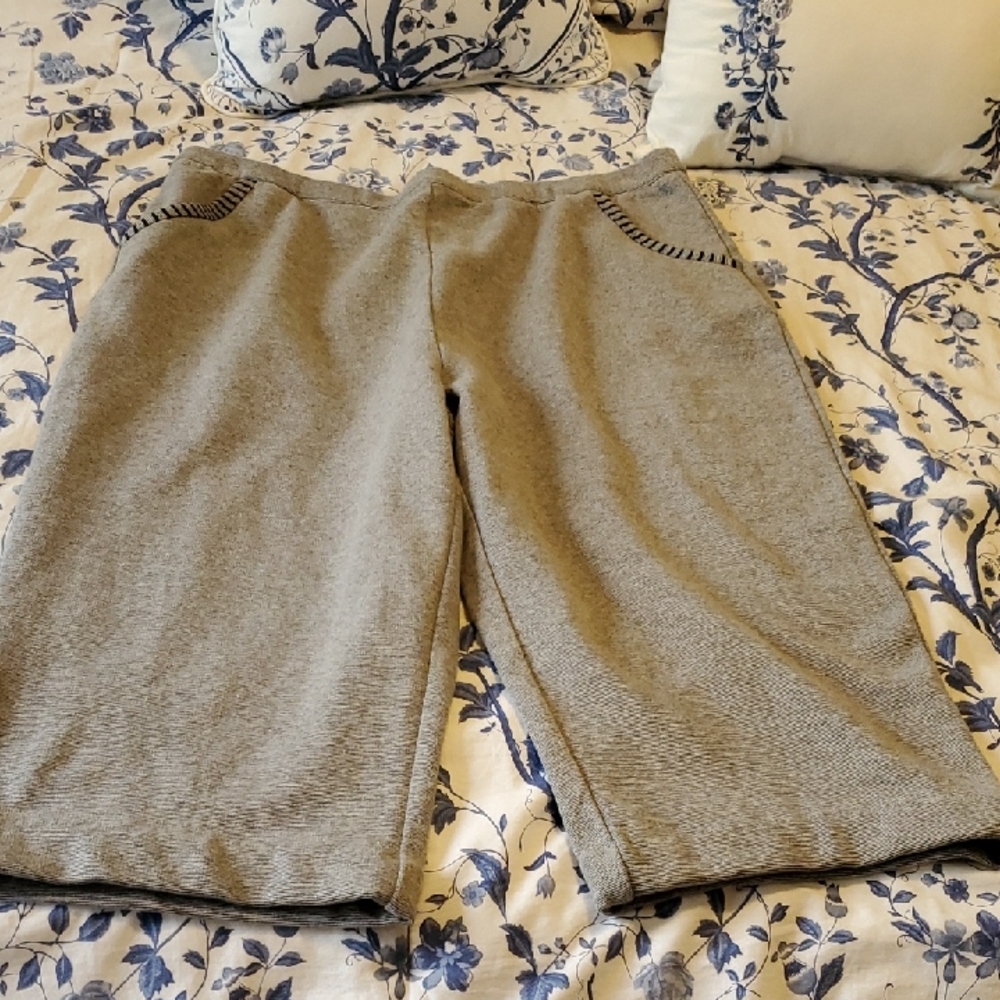 CURATED BY RUA'H KIBRIYA: Gray Capris/Crops W/Pocket Trim EUC